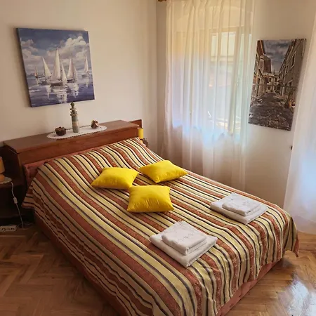 Apartment Zofija Apartment, A 5 Min Walk From The Arena Pula